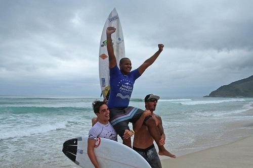 Etapa final foi marcada por shows de surf / Foto: Munir El Hage